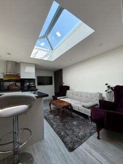 Exquisite 2 Bedroom Fully Furnished Annex - Bradenham - 0