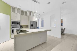 Relax & Enjoy in Our Spacious Country Club Estate - 4