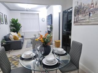 Modern House close to Etihad, Coop Live, Manchester city centre, ideal for Groups, Families & Work, free parking - Manchester - 0