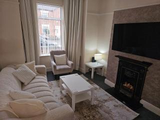 -Sleeps 10 People Spacious House -Fast Free WiFi -Free Parking -Contractor Friendly - Mánchester - 0
