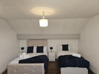 -Sleeps 10 People Spacious House -Fast Free WiFi -Free Parking -Contractor Friendly - Mánchester - 4