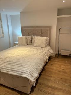 -Sleeps 10 People Spacious House -Fast Free WiFi -Free Parking -Contractor Friendly - Mánchester - 1