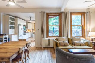 Spacious 2-level 4 bedroom home near Jean-Talon market, pets welcome! - Montreal - 2
