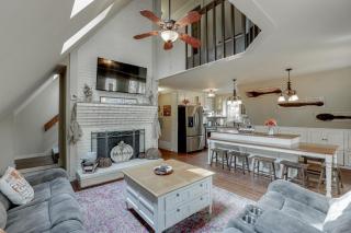 Peaceful Paradise Cabin Farmhouse with Huge Hot Tub - Gainesville - 6