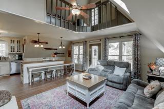 Peaceful Paradise Cabin Farmhouse with Huge Hot Tub - Gainesville - 5