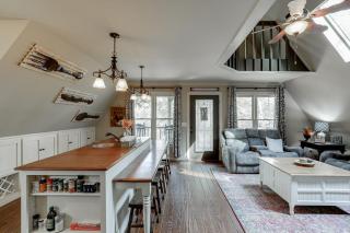 Peaceful Paradise Cabin Farmhouse with Huge Hot Tub - Gainesville - 3