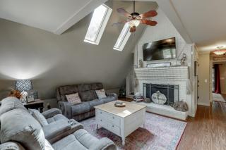 Peaceful Paradise Cabin Farmhouse with Huge Hot Tub - Gainesville - 2