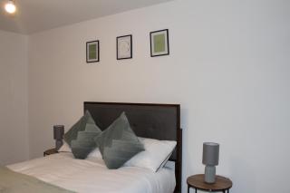 Modern 3-Bed Home With Garden - 8