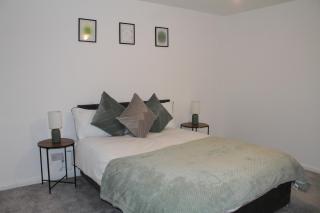Modern 3-Bed Home With Garden - Nottingham - 3