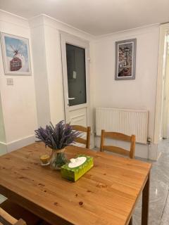 Cozy 2-Bedroom Retreat in Kilburn London SF8 - 7