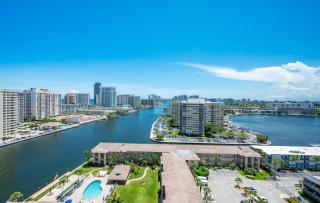 Amazing Studio in Beachwalk with Pool and Beach - Hallandale Beach - 1