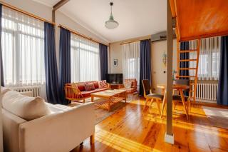 High Ceiling Apartment with Large Balcony - Istanbul - 2