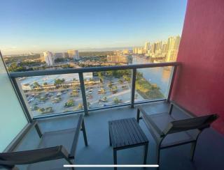2 Bed 2 Bath Full Equiped Beachwalk Pool Gym 22 - Hallandale Beach - 3