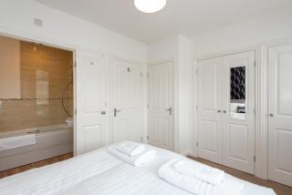 Park View - Stunning 2 bedroom house, both en-suite, 2 parking - 4