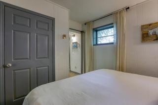 Bear Suite - King Bed Cabin Apartment - Gatlinburg - 6