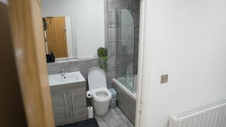 City Centre Luxury Apartment , Sofa Bed, WIFI, Netflix, Urban Retreat - 2