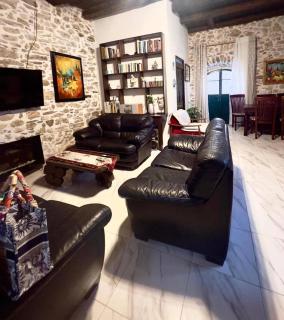 ArtHousePagoi-3br-Sleeps6-AC-Parking-5min from Beach - Págoi - 8