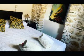 ArtHousePagoi-3br-Sleeps6-AC-Parking-5min from Beach - Págoi - 1