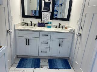 Winston Ardmore Executive King Bed Suite &hot tub - Winston-Salem - 2