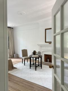 Shanghai Hills& Art Suite 17 - Near Line 1, 10 & 12 South Shanxi Road Metro - 1