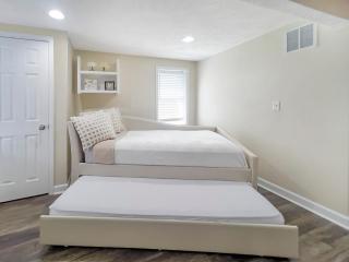 4BR Home by IU Sleeps 10 Jet Tub Close to Downtown - Bloomington - 6