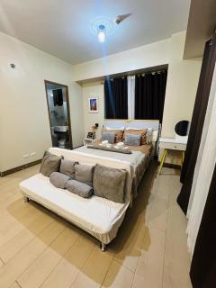 Two Palm Tree Villas Condominium - Studio 8A with Balcony - Across Terminal 3 Airport - Manila - 0