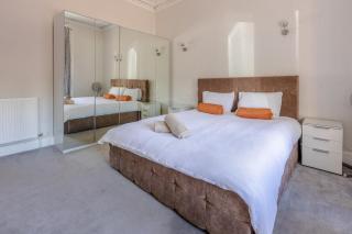 Spacious 5 Bedroom Villa With Free Private Parking - Glasgow - 3
