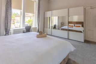 Spacious 5 Bedroom Villa With Free Private Parking - Glasgow - 2
