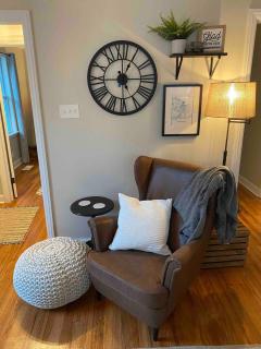 Cozy Savannah Cottage-Modern Comforts, Warm Charm - 1