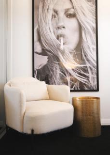 Monochrome Muse - Stylish Retreat near CBD & Beach - 8
