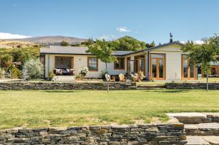Luxury Wanaka villa, hot tub & mountain views - Luggate - 1