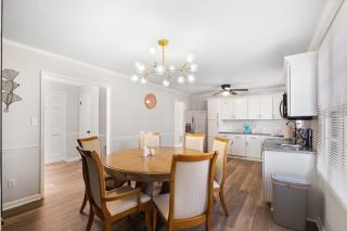 Perfect cute home in Garner with firepit & king bed - Garner - 3