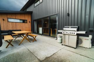 Remarkable Winter Ski Retreat, 30mins to Ski, 5mins to Airport, Washer and Dryer - 1