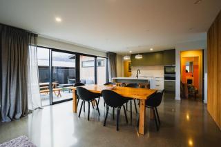 Remarkable Winter Ski Retreat, 30mins to Ski, 5mins to Airport, Washer and Dryer - 7