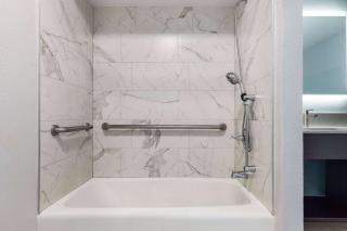 Travelodge by Wyndham Lemoore Near Naval Air Station - 4