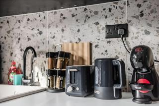 Beautifully Designed Studio with Full Kitchen - 5