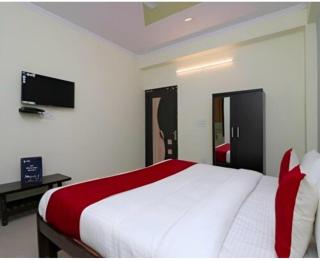 Hotel Aditya Residency Near Sector 63 Metro Station - 3