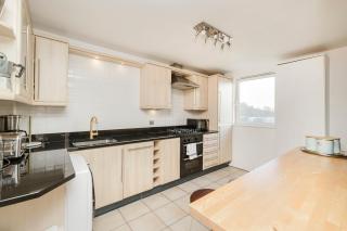 JOIVY Stylish 3 bed, 3 bath flat with Balcony in Old Town - 8