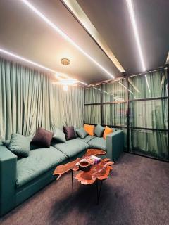 Luxury Elite Apartment with Exclusive Views - Lahore - 1
