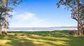 Tranquil Retreat by the Lake with Hot Tub - Chittaway Point - 9