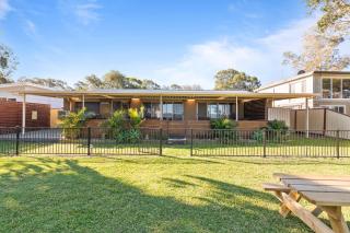 Tranquil Retreat by the Lake with Hot Tub - Chittaway Point - 8