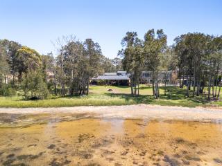 Tranquil Retreat by the Lake with Hot Tub - Chittaway Point - 1