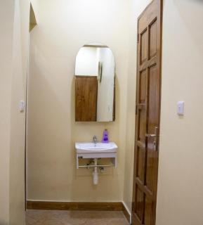 Private Room in 2-Bedroom Apartment with Shared Spaces - Dar es Salaam - 8