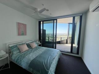 Spacious 3-Bed Top-Floor Apartment with City Views - 7