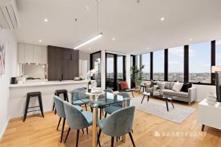 Spacious 3-Bed Top-Floor Apartment with City Views - 6