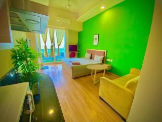 Comfy Stay Luxury Apartment Gaur city Mall - Ghaziabad - 7