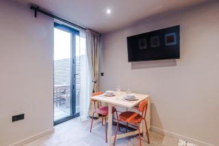 Accessible 1-Bedroom with Modern Comforts - Llandudno - 2
