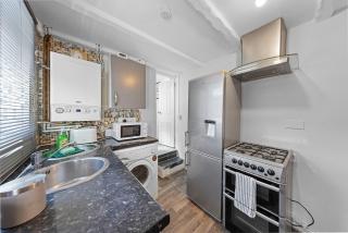 Cosy 3-bed House Free Parking and Hot tub - Chatham - 8