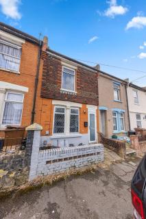 Cosy 3-bed House Free Parking and Hot tub - 5