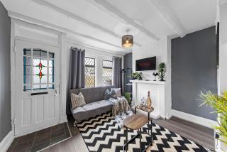 Cosy 3-bed House Free Parking and Hot tub - Chatham - 2